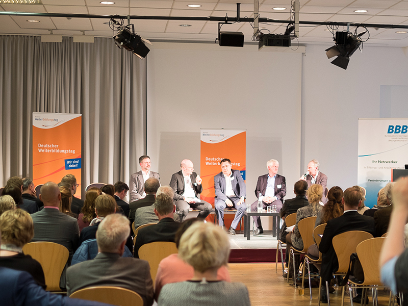 Diskussionsrunde mit Vertretern von Bildungsorganisationen und der Gewerkschaften