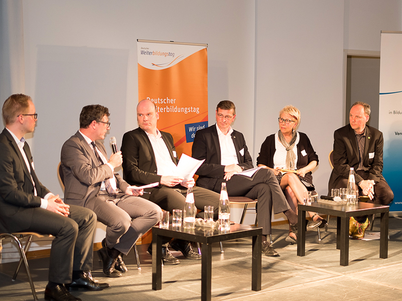 Diskussionsrunde mit Vertretern von Bildungsorganisationen und der Gewerkschaften