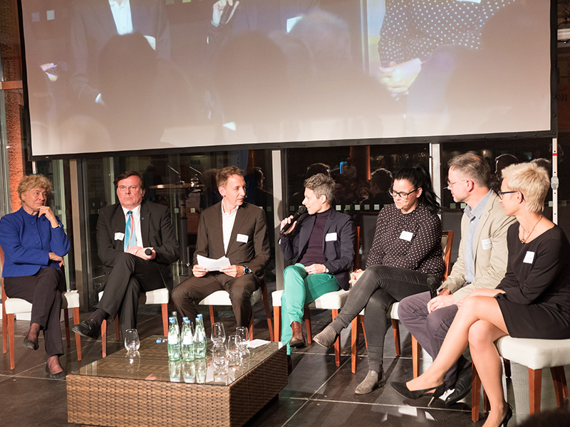 Dr. Julia Borggräfe vom BMAS in der Diskussionsrunde