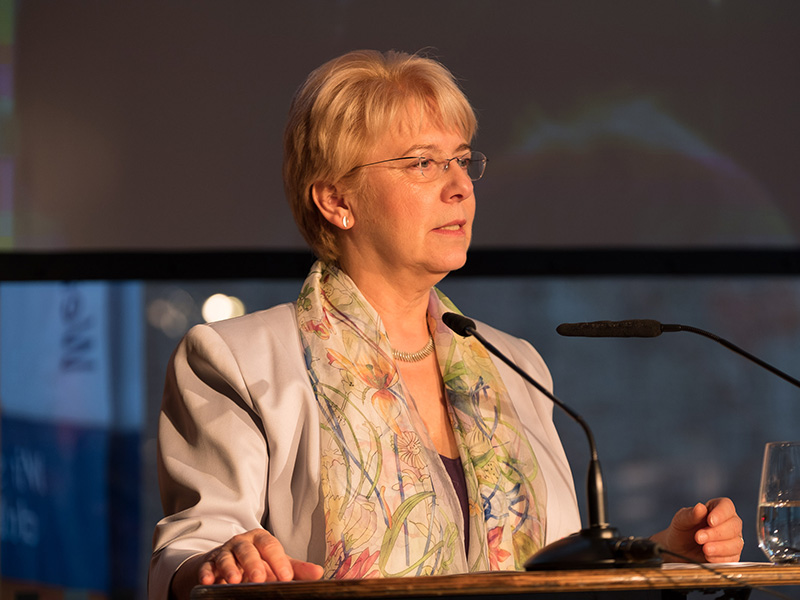 Kornelia Haugg vom BMBF überbringt das Grußwort der Bundesregierung.