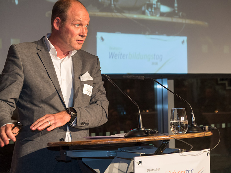 Laudator Dietmar Schlömp vom VDP würdigt David Lebuser.