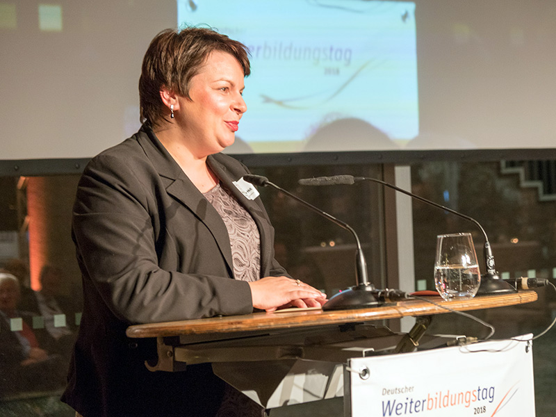 Ministerin Stefanie Drese MdL vom MSIG MV mit der Laudatio auf Ninos Toma