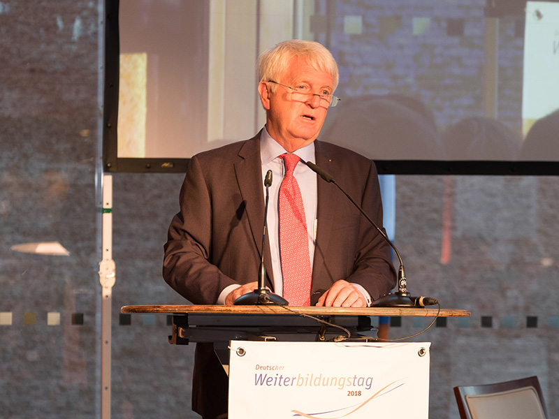 Siegfried Schmauder von der ARGE Deutscher Weiterbildungstag eröffnet die Veranstaltung.