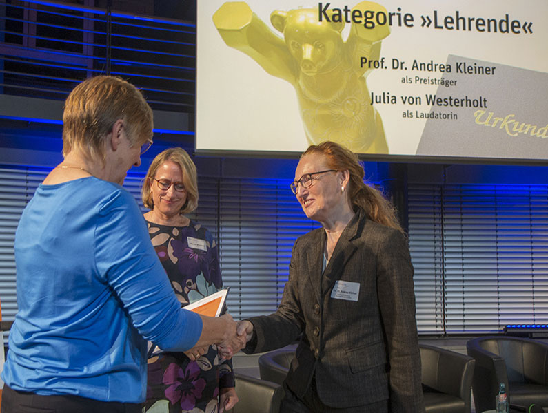 Susanne Sander gratuliert Prof. Kleiner